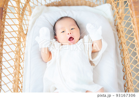 ベビーミトンをしたかわいい赤ちゃん　生後15日の新生児  93167306