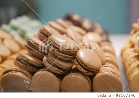 chocolate flavor macaroon close up chocolate flavor macaroon close up 93167346