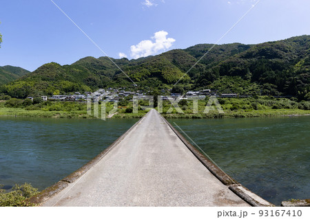 浅尾沈下橋(高知県仁淀川)と周辺の自然風景 浅尾沈下橋(高知県仁淀川)と周辺の自然風景 93167410