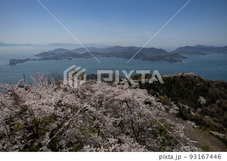 春の積善山山頂からの眺め(愛媛県岩城島) 春の積善山山頂からの眺め(愛媛県岩城島) 93167446