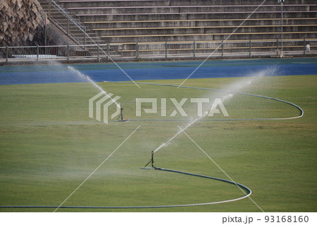 ラグビー場に水を撒くスプリンクラー ラグビー場に水を撒くスプリンクラー 93168160