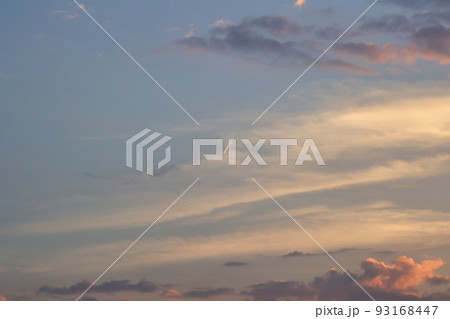 オレンジ色に染まる綺麗な夕焼け空 93168447