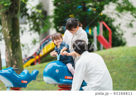 公園で遊ぶ親子 公園で遊ぶ親子 93168811