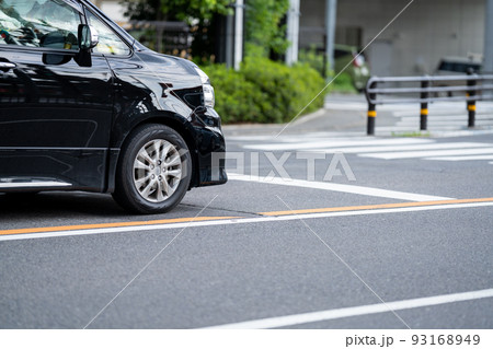 停止線の手前で止まる黒い車 93168949