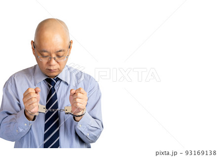 手錠を掛けられたビジネスマン 93169138