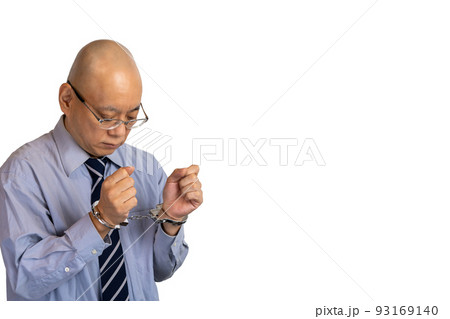 手錠を掛けられたビジネスマン 93169140