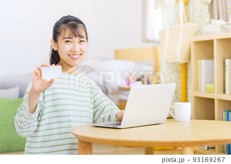 自宅でネットショッピングするカードとスマホを持った若い女性 自宅でネットショッピングするカードとスマホを持った若い女性 93169267