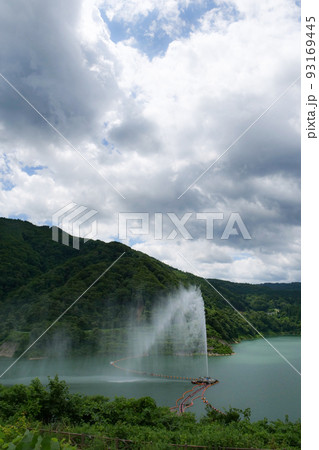 写真、風景 山形県の月山湖の高さ日本一の月山湖の大噴水 写真、風景 山形県の月山湖の高さ日本一の月山湖の大噴水 93169445
