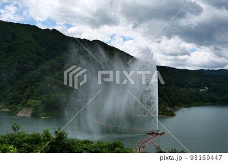 写真、風景 山形県の月山湖の高さ日本一の月山湖の大噴水 写真、風景 山形県の月山湖の高さ日本一の月山湖の大噴水 93169447