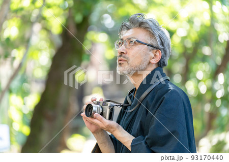 写真撮影　男性　フィルムカメラ　新緑　着物 93170440
