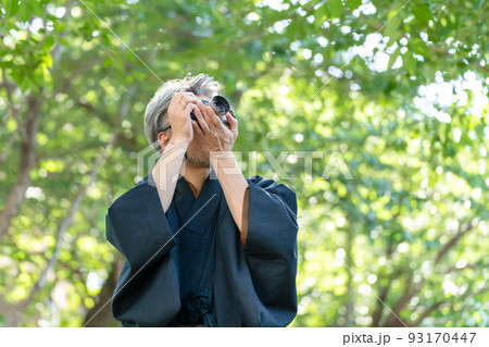 写真撮影 男性 フィルムカメラ 新緑 着物 写真撮影 男性 フィルムカメラ 新緑 着物 93170447