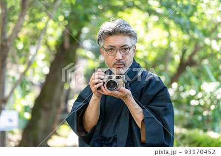写真撮影　男性　フィルムカメラ　新緑　着物 93170452