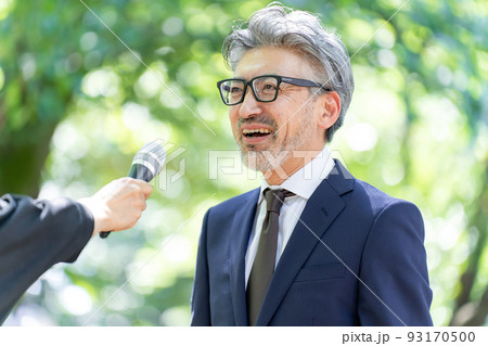 男性 マイク 街頭インタビュー 男性 マイク 街頭インタビュー 93170500