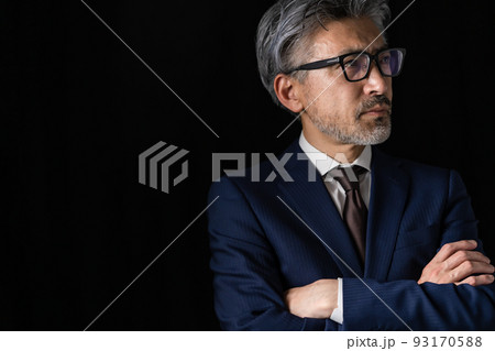 男性　ビジネス　黒バック 93170588