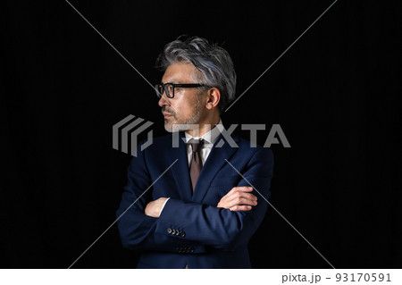 男性　ビジネス　黒バック 93170591