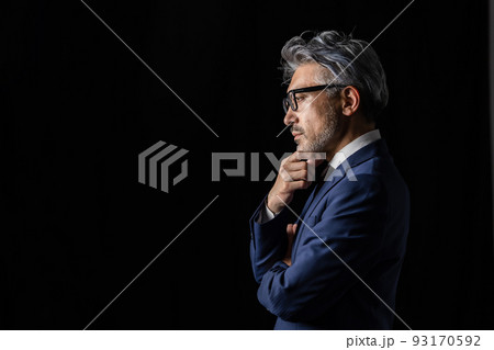 男性　ビジネス　黒バック 93170592