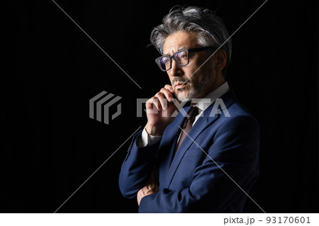 男性　ビジネス　黒バック 93170601