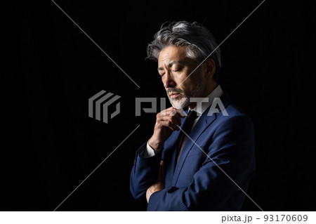 男性　ビジネス　黒バック 93170609