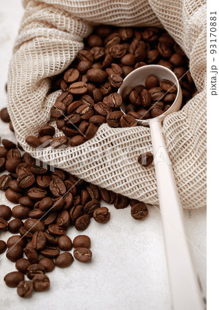 Rich brown coffee beans macro 93170881