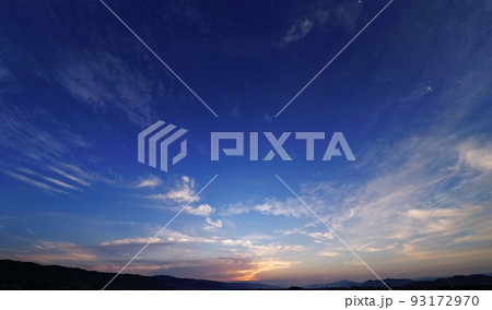 上層雲が朝焼けした夏の夜明け空・超広角・空主体・220721am 93172970