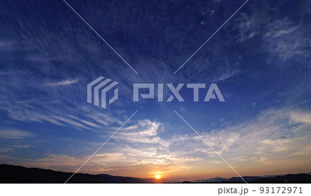 様々な雲が現れた清々しい夏の朝空・超広角・空主体・220721am 93172971