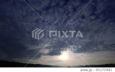 様々な雲とハロが現れた夏の朝空・超広角・空主体・220721am 様々な雲とハロが現れた夏の朝空・超広角・空主体・220721am 93172981