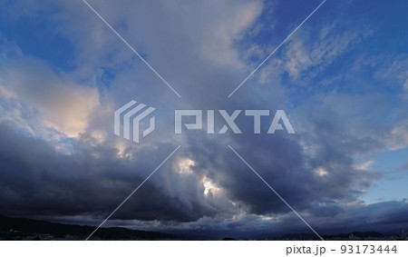 夏の朝空と迫力のある雲・超広角・空主体・220723am 夏の朝空と迫力のある雲・超広角・空主体・220723am 93173444