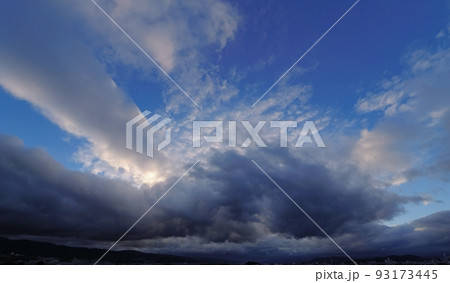 夏の朝空と迫力のある雲・超広角・空主体・220723am 夏の朝空と迫力のある雲・超広角・空主体・220723am 93173445