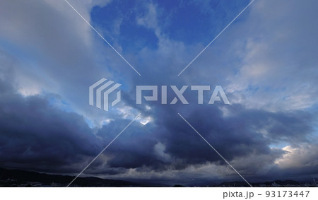 夏の朝空と迫力のある雲・超広角・空主体・220723am 夏の朝空と迫力のある雲・超広角・空主体・220723am 93173447