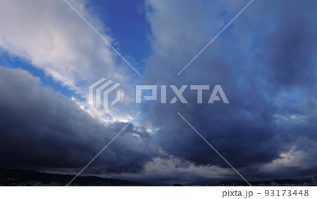 夏の朝空と迫力のある雲・超広角・空主体・220723am 93173448