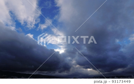 夏の朝空と迫力のある雲・超広角・空主体・220723am 夏の朝空と迫力のある雲・超広角・空主体・220723am 93173449
