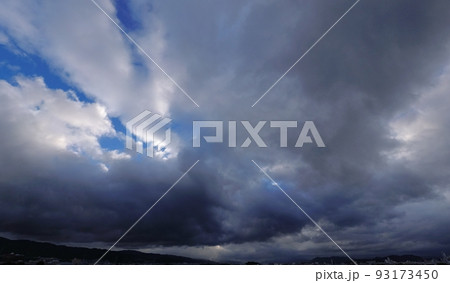 夏の朝空と迫力のある雲・超広角・空主体・220723am 夏の朝空と迫力のある雲・超広角・空主体・220723am 93173450
