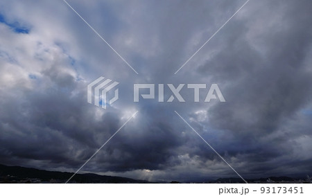 夏の朝空と迫力のある雲・超広角・空主体・220723am 93173451