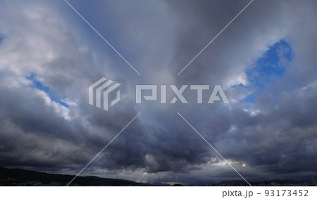 夏の朝空と迫力のある雲・超広角・空主体・220723am 夏の朝空と迫力のある雲・超広角・空主体・220723am 93173452