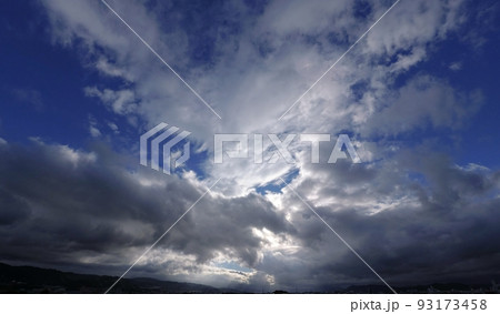 夏の朝空と迫力のある雲・超広角・空主体・220723am 夏の朝空と迫力のある雲・超広角・空主体・220723am 93173458
