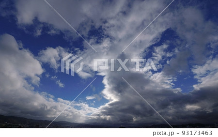 夏の朝空と迫力のある雲・超広角・空主体・220723am 夏の朝空と迫力のある雲・超広角・空主体・220723am 93173463