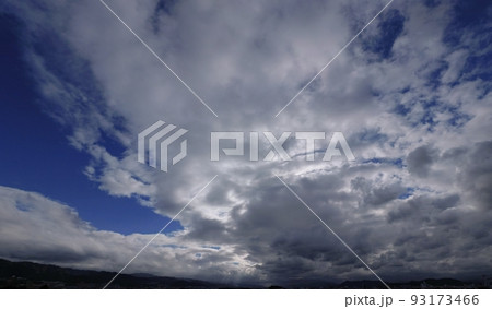 夏の朝空と迫力のある雲・超広角・空主体・220723am 93173466