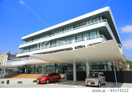 【広島県】晴天下の尾道市役所本庁舎 93174222