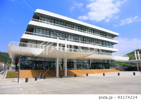 【広島県】晴天下の尾道市役所本庁舎 93174224