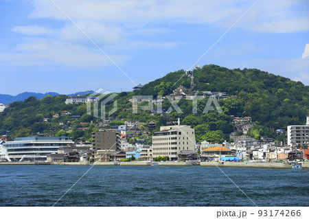 【広島県】晴天下の尾道の町並み 93174266