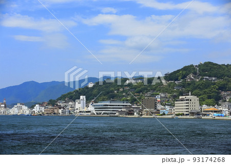 【広島県】晴天下の尾道の町並み 93174268