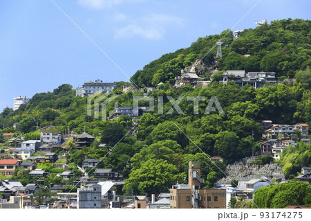 【広島県】晴天下の尾道の町並み 93174275