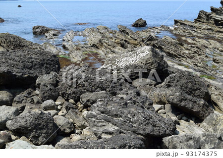 奇岩怪石の磯が続く 庄内海岸の岩場風景 奇岩怪石の磯が続く 庄内海岸の岩場風景 93174375