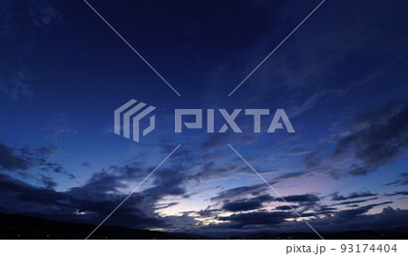 様々な雲と光芒が現れた夏の夜明け空・超広角・空主体・220812am 93174404