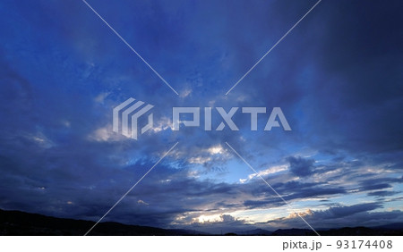 様々な雲が朝焼けした夏の夜明け空・超広角・空主体・220812am 93174408