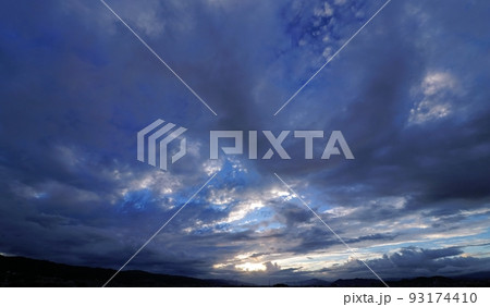 様々な雲が朝焼けした夏の夜明け空・超広角・空主体・220812am 93174410