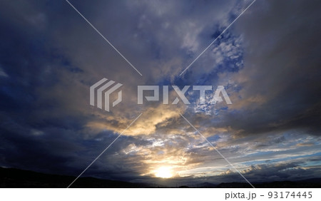 様々な雲が朝焼けした夏の朝空・超広角・空主体・220812am 93174445