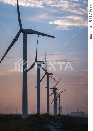 茨城県神栖市　夕暮れの波崎ウィンドファーム 93174658