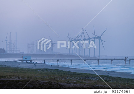 茨城県神栖市　夕暮れの波崎ウィンドファーム 93174662