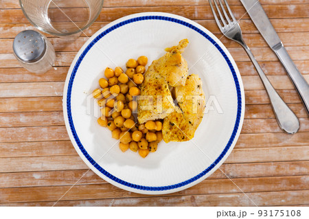 Roasted chicken breast with chickpea 93175108